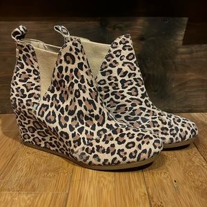 Like new Tom’s leopard print wedges